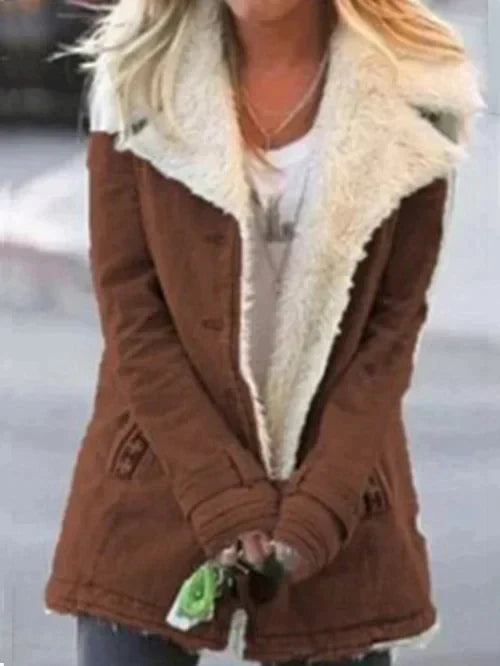 Sanne bruine winterjas met sherpa kraag, close-up