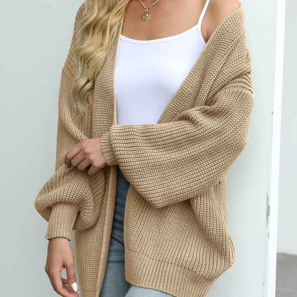 Silke oversized gebreid vest in beige, gedragen met witte top en spijkerbroek