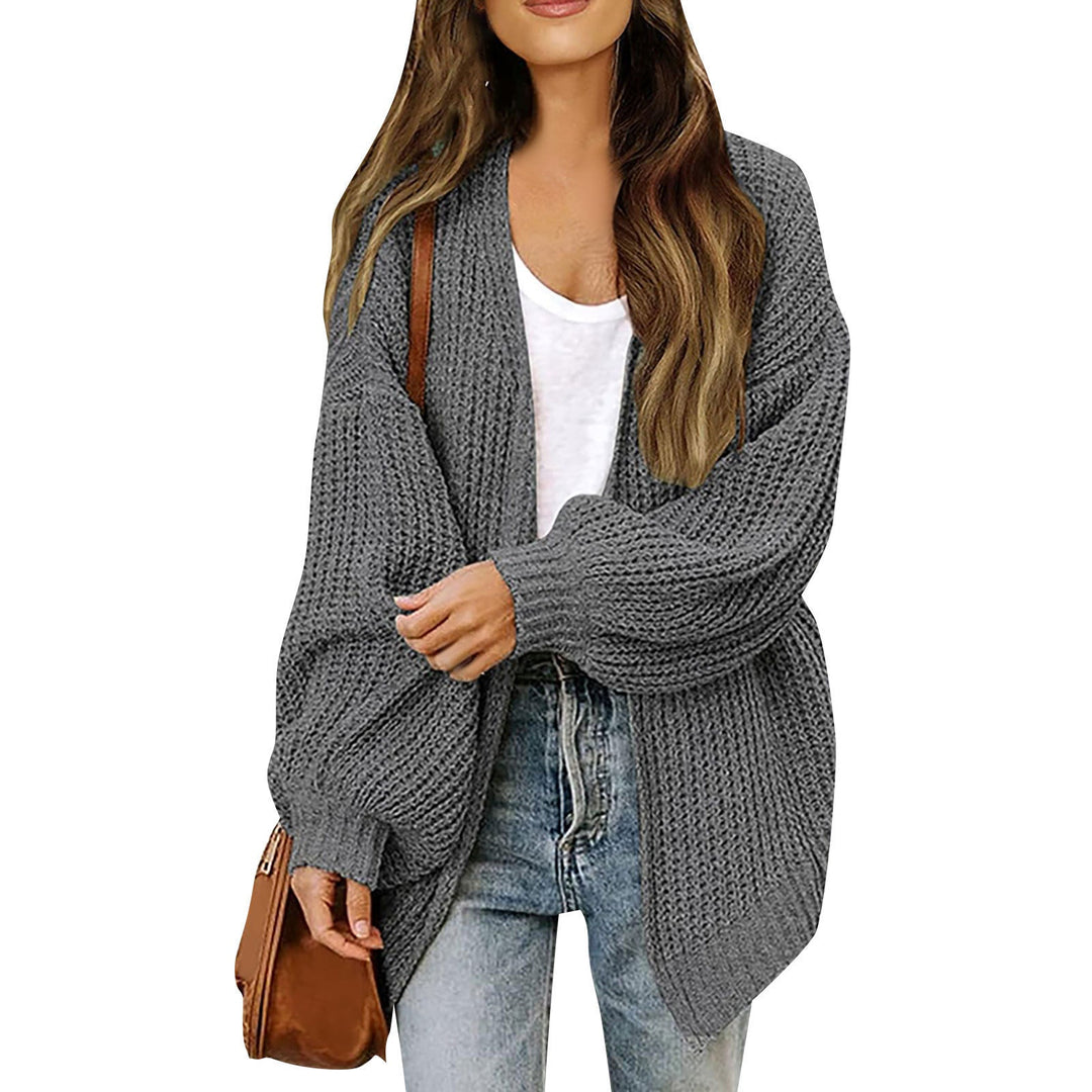 Silke oversized gebreid vest in donkergrijs, vooraanzicht met ruime mouwen
