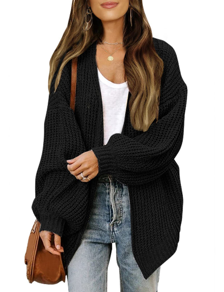 Silke oversized gebreid vest in zwart, vooraanzicht met gouden sieraden