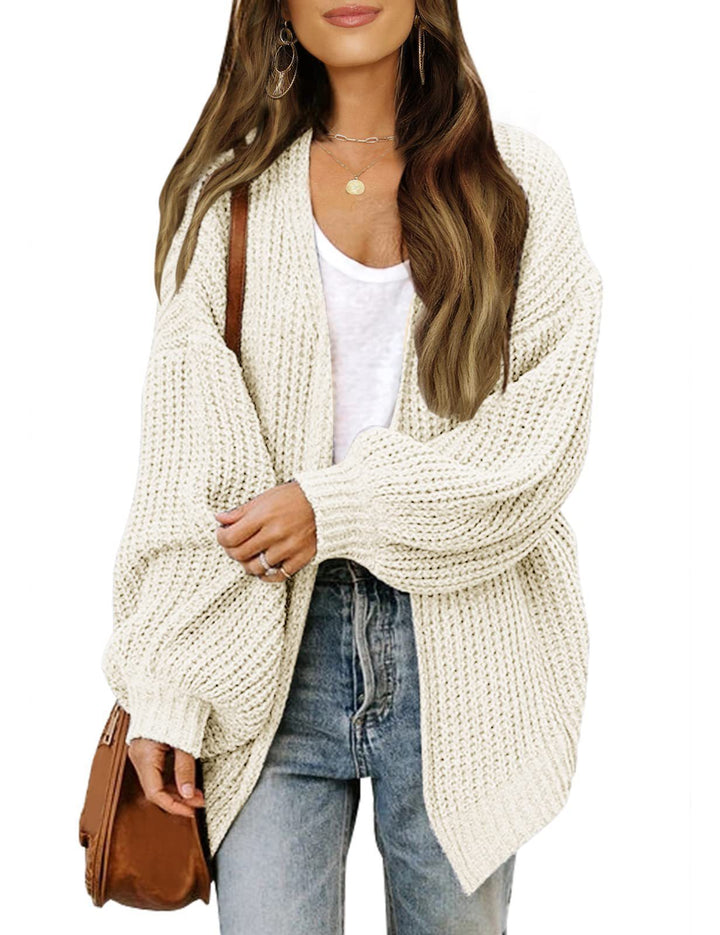 Silke oversized gebreid vest in gebroken wit, vooraanzicht casual gestyled