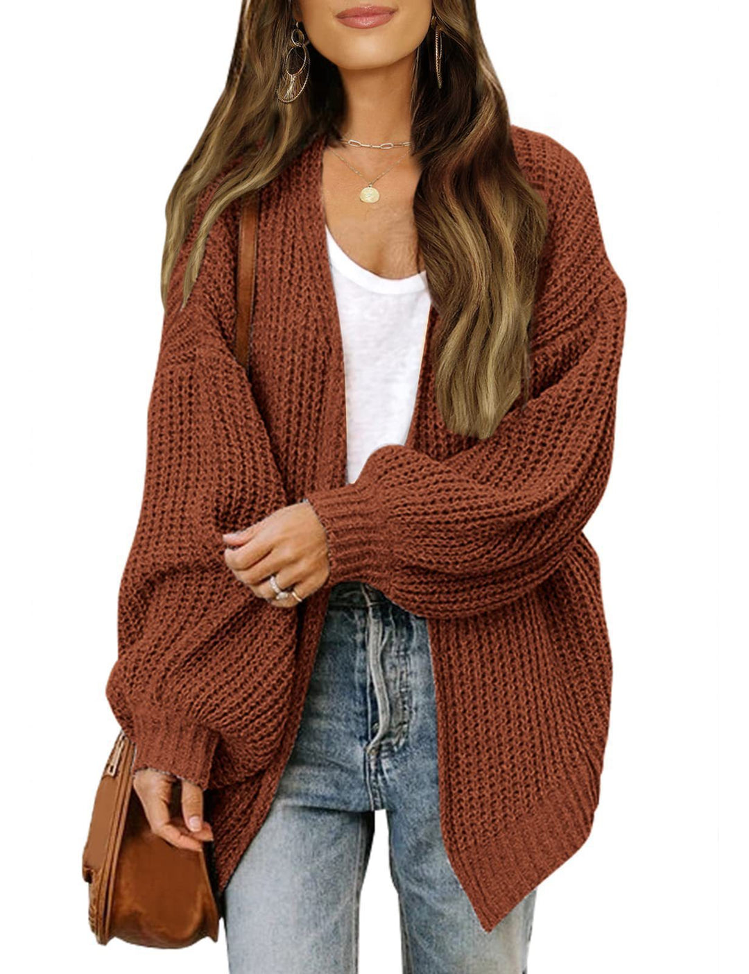 Silke oversized gebreid vest in beige, vooraanzicht met spijkerbroek