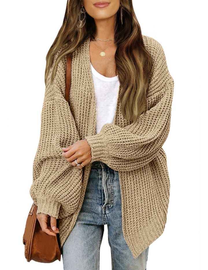 Silke oversized gebreid vest in beige, vooraanzicht met spijkerbroek