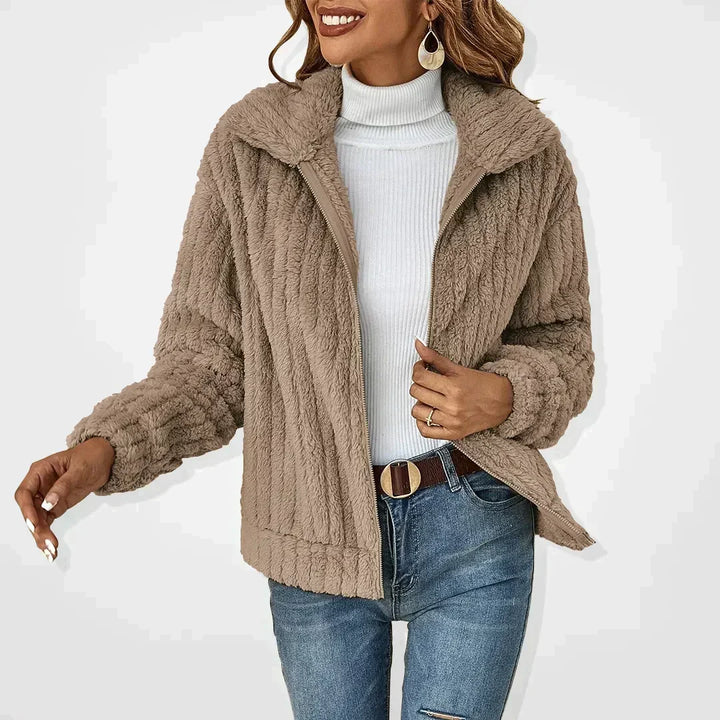 Valentina fluffy cardigan in taupe, vooraanzicht met open rits