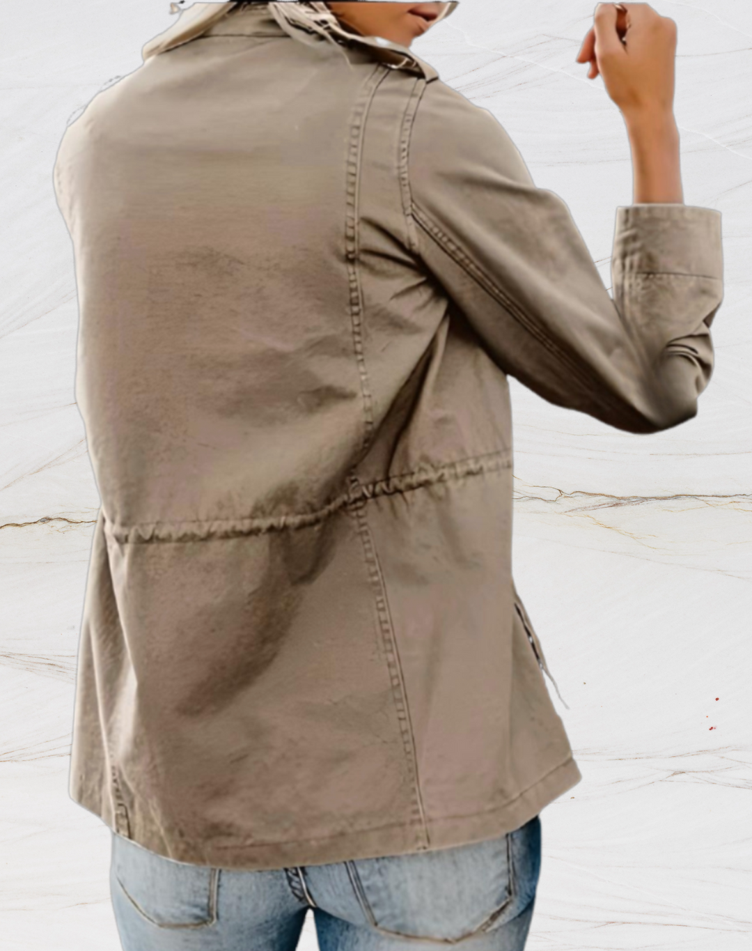 Vera beige utility jack, vooraanzicht met hand aan rits