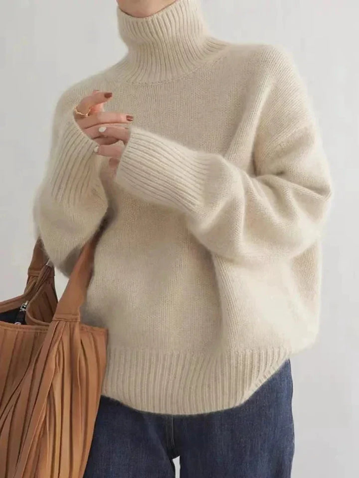 Vera oversized coltrui in beige, vooraanzicht met tas