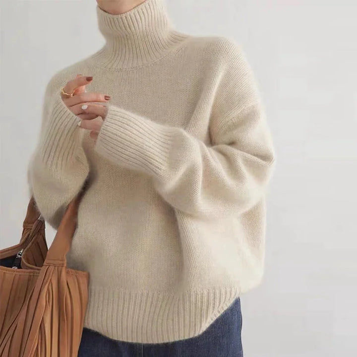 Vera coltrui in beige, close-up rolkraag