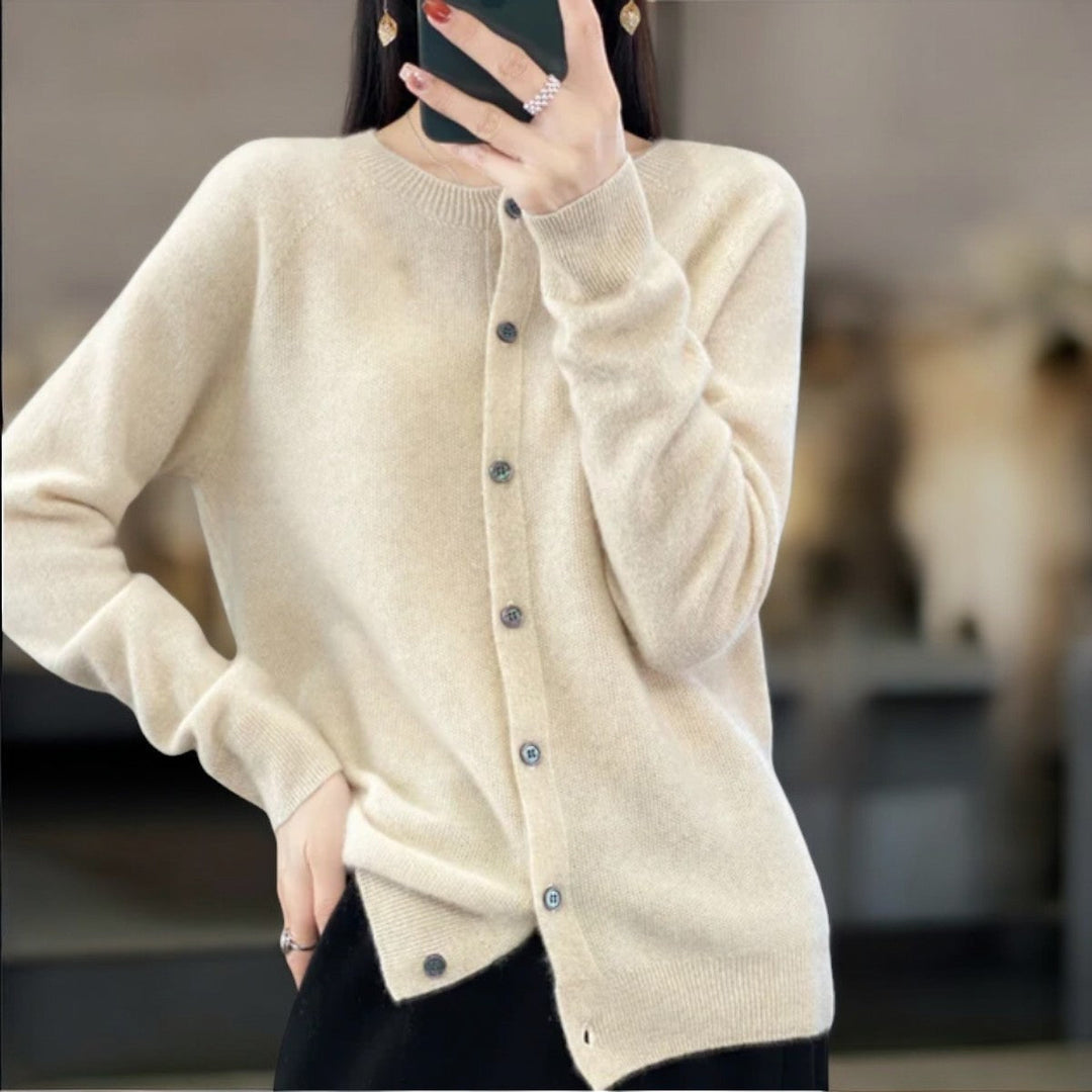 Vera lichtbeige gebreid vest met knopenlijst, vooraanzicht