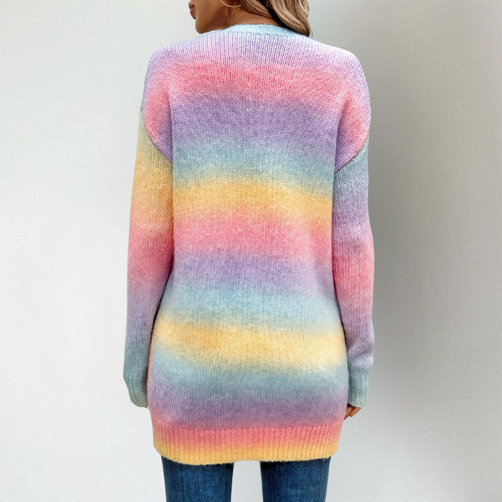 Vera vest met kleurverloop, model met koffiebeker in de hand