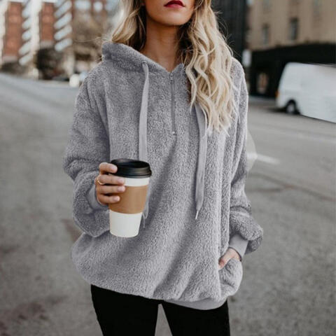 Wieke fluffy hoodie met capuchon, close-up in lichtgrijs