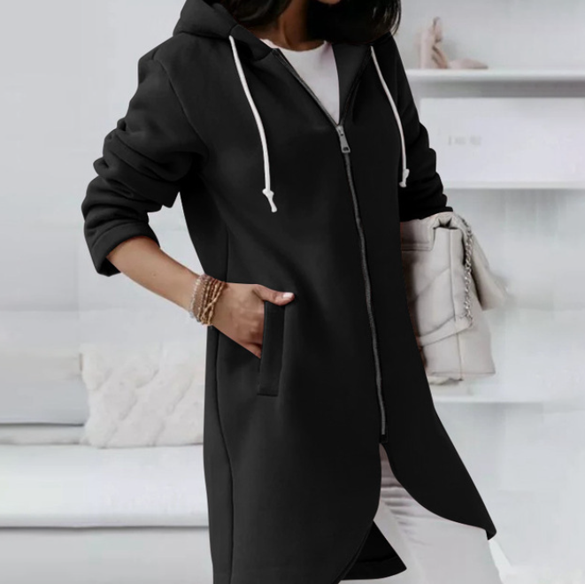 Wieke lange hoodie met rits in zwart, close-up met tas