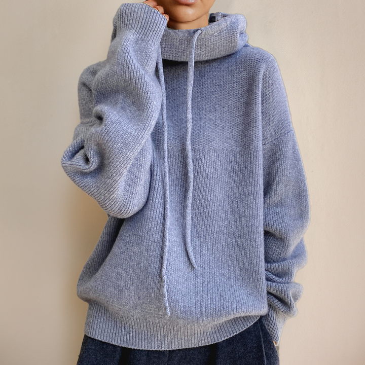 Wieke lichtblauwe oversized gebreide hoodie met hoge kraag, close-up