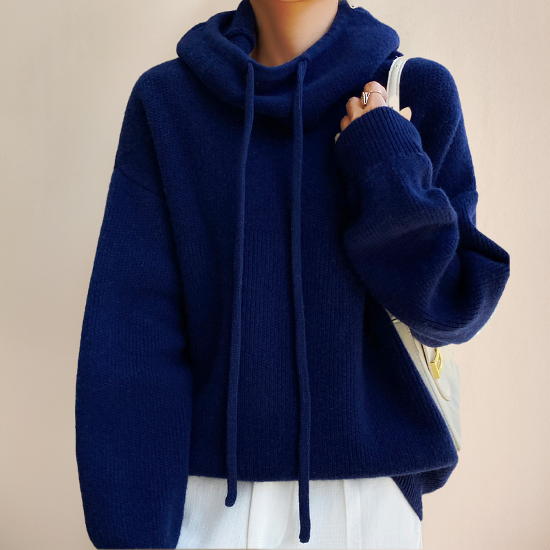 Wieke donkerblauwe oversized gebreide hoodie, vooraanzicht met tas