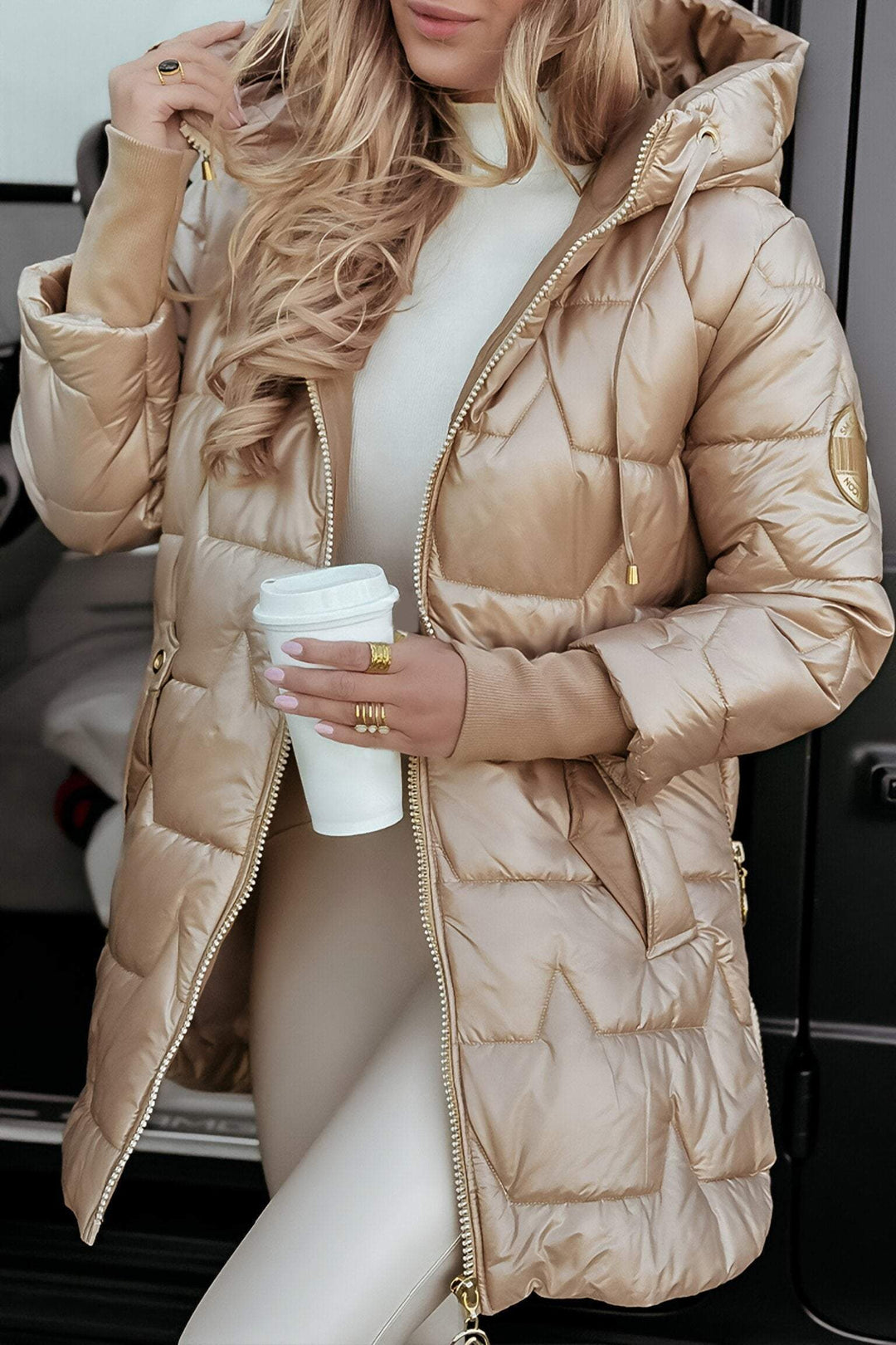 Wietske gewatteerde winterjas in beige met capuchon, vooraanzicht