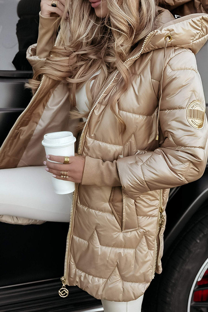 Wietske beige gewatteerde winterjas met capuchon, close-up mouw en logo