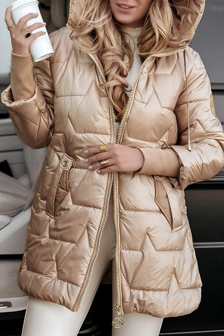 Wietske beige gewatteerde winterjas, close-up rits en logo op mouw