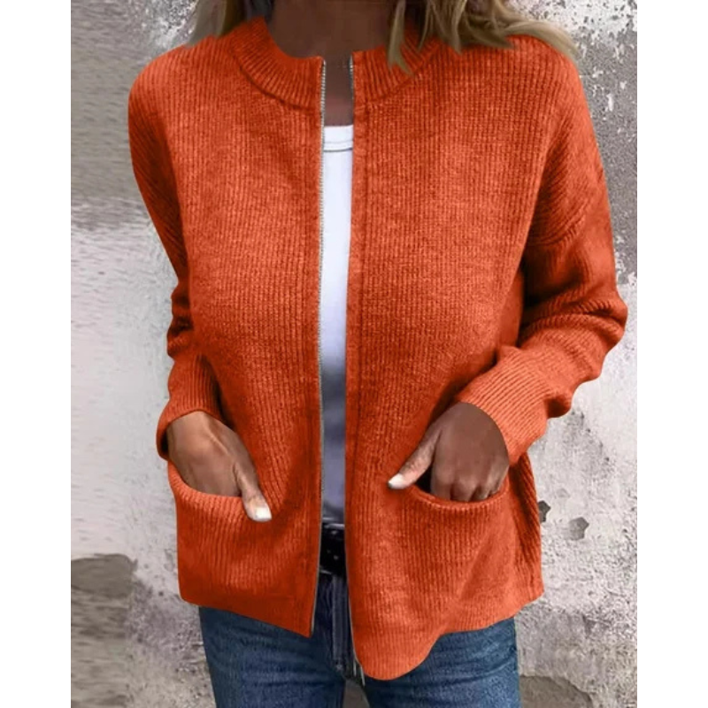 Detailfoto oranje gebreid vest met open rits en zakken